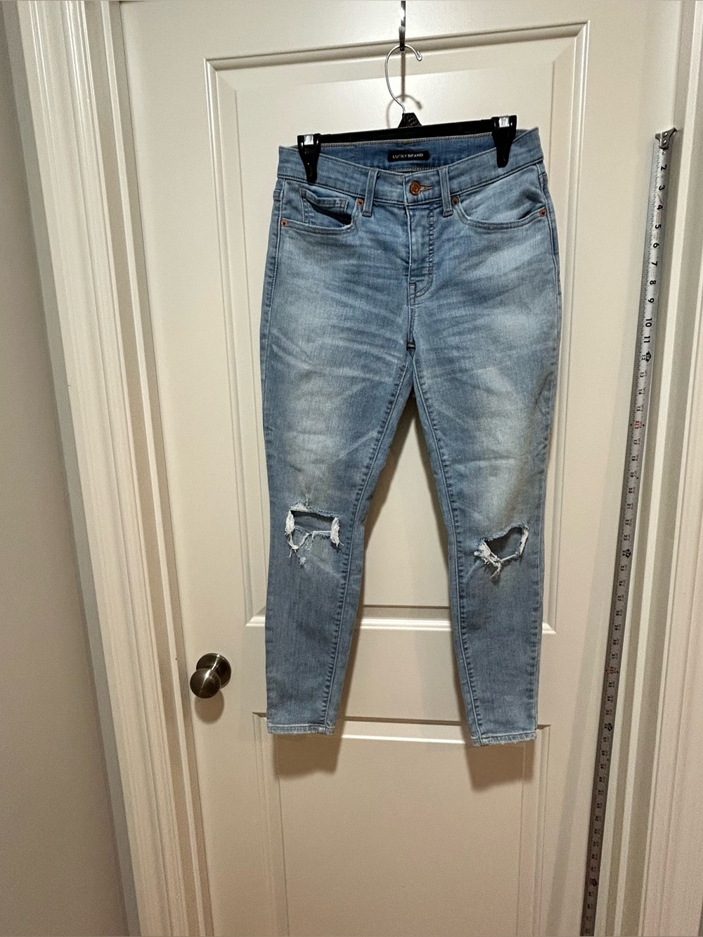 Lucky Brand women’s size 6 Light Blue Distressed Mid Rise Skinny Jeans. Like New